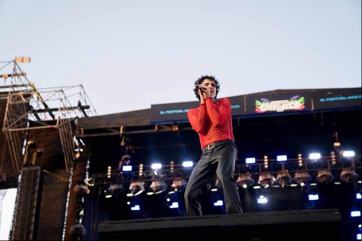 Flexo, el cantante de Un Verano, en la pasarela al frente del escenario de la Fiesta Nacional de la Confluencia 2025 en Neuquén. Foto de prensa