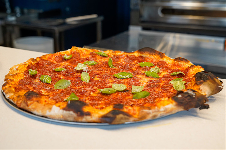 Las pizzas son grandes y finitas, se venden por porción. Foto: Maxi Failla.