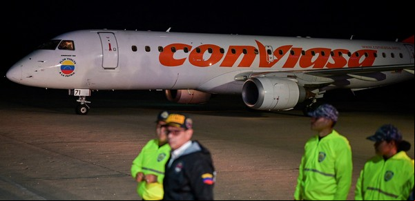 Aviones venezolanos trasladan a migrantes deportados de EE.UU. a Venezuela