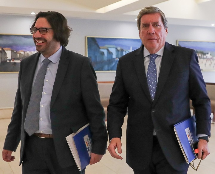 El eurodiputado español Gabriel Mato (d) asiste a una rueda de prensa este martes, en Quito (Ecuador). Foto EFE