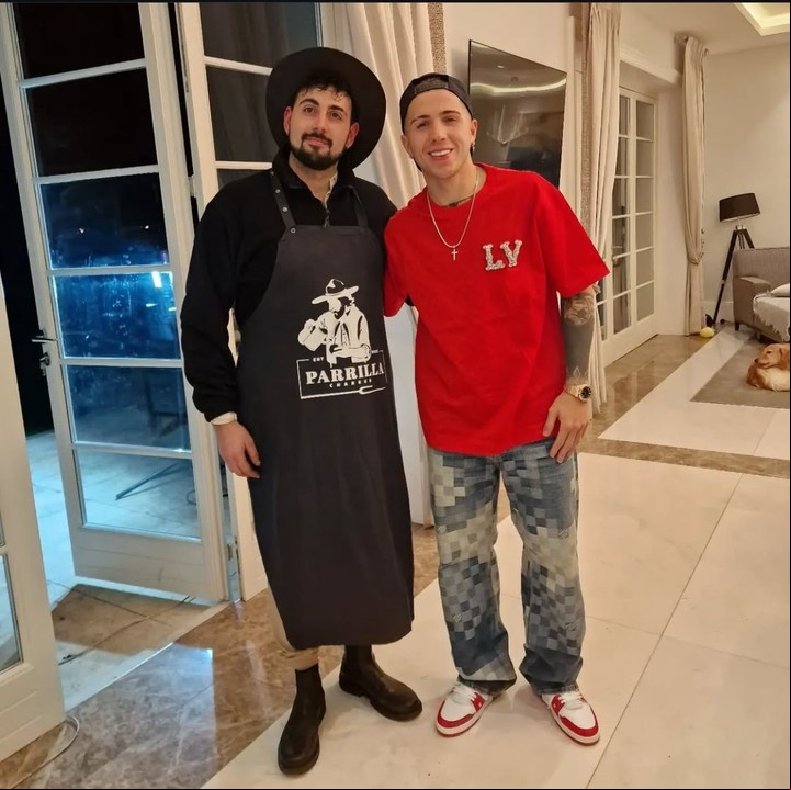 Bruno cocinando para Enzo Fernández.
Foto: @parrillacharrua en Instagram.