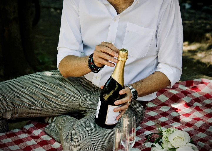 Picnic nocturno con proyector: una opción mágica para disfrutar al aire libre.
Foto: Unsplash.