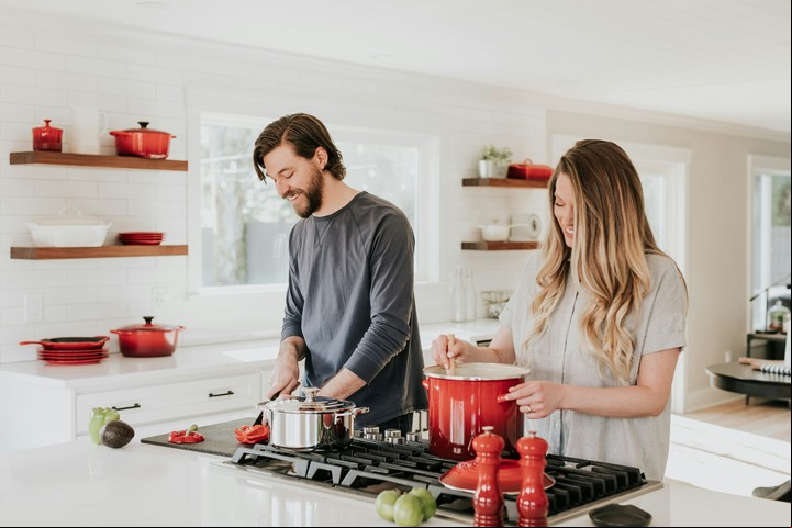 Tomar una clase de cocina juntos puede ser un plan divertido. Foto: Unsplash.