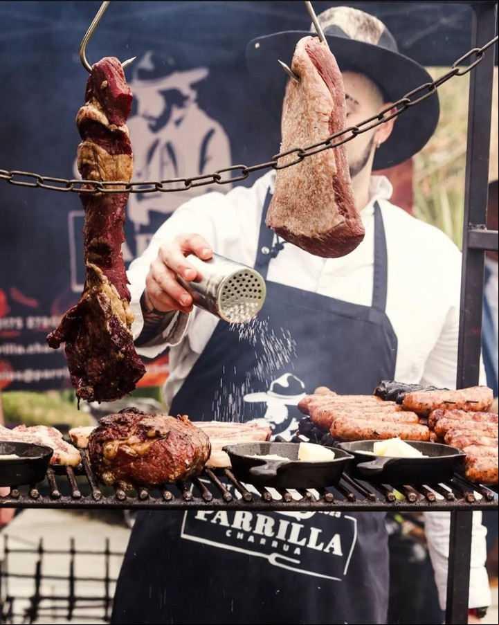 Bruno lleva su propia parrilla a las casas de sus clientes.
Foto: @parrillacharrua en Instagram.