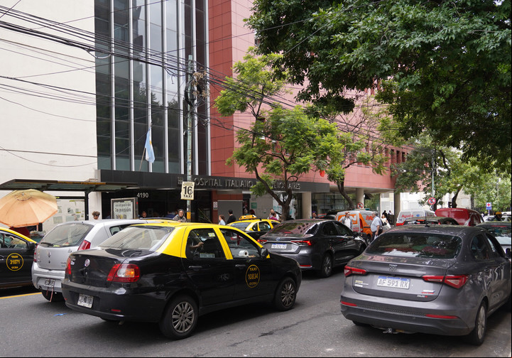 Desde el lunes 17 de febrero también hay que pagar para estacionar en los alrededores del Hospital Italiano. Foto: Guillermo Rodríguez Adami