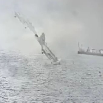 Video: el dramático momento en el que un avión se estrella en la Bahía de San Diego