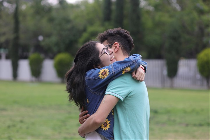 Las parejas OWC reducen el estrés de la convivencia diaria y disfrutan de encuentros sin preocupaciones cotidianas. Foto: Pexels.
