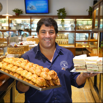 En Vicente López, la confitería que cumple 120 años y que es famosa por sus sándwiches de miga y sus medialunas