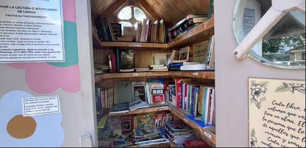 El ingeniero que construyó una casita de madera en su puerta para que el barrio intercambie libros gratis