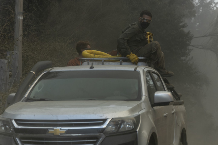 Más de 100 camionetas particulares ayudaron a brigadistas y bomberos en EL Bolsón. Foto: Euge Neme