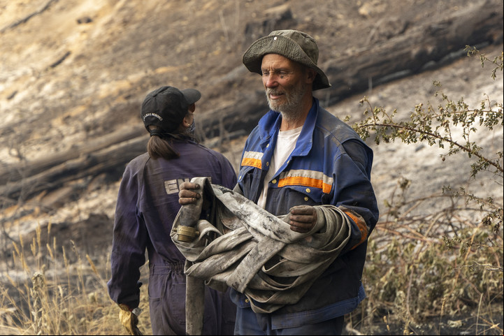 Los vecinos con sus propias mangas para apagar el incendio forestal en Mallín Ahogado, El Bolsón. Foto: Euge Neme