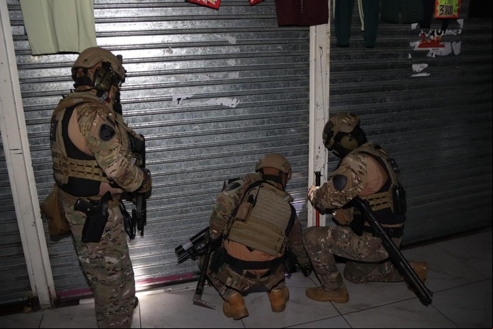 Megaoperativo contra los manteros en Flores.
