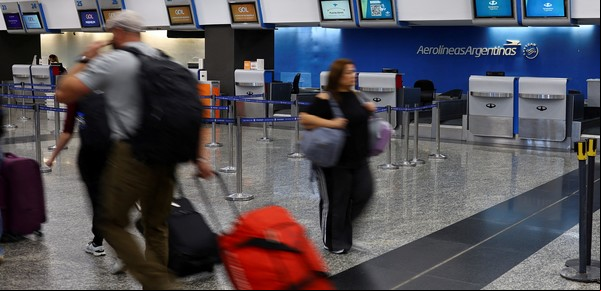Al menos tres vuelos fueron desviados de Aeroparque a Montevideo o Ezeiza por la tormenta