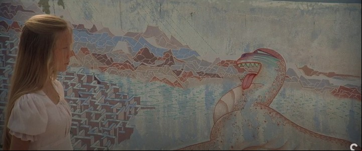Spacek camina en la piscina que contiene la obra de Bodhi.
