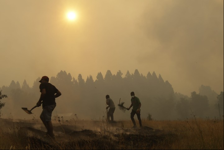 Pobladores combaten el fuego en la chacra La Tregua de Mallín Ahogado. Foto: Eugenia Neme