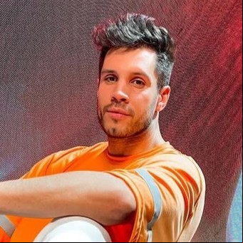 Era bailarín de "Showmatch", se quedó sin trabajo y dejó la Argentina: ahora encontró el proyecto que le permite recorrer el mundo