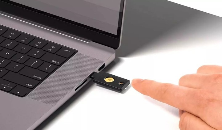 Una llave USB funciona como una capa extra de seguridad para archivos en la computadora.