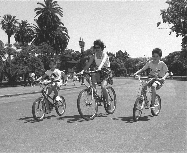 Año 1994. Familias andando en bici con sus hijos los fines de semana. Una imagen habitual. ¿Se puede vivir así en todos lados?