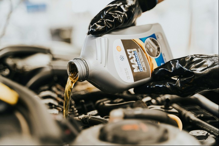 Ponerle demasiado aceite al motor puede afectar la presión interna y dañar el motor. Foto: Pexels.