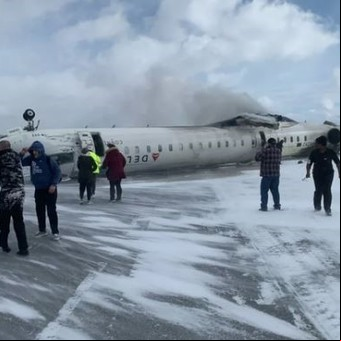 Video: el momento exacto en el que se estrella el avión en Toronto y queda dado vuelta sobre la pista