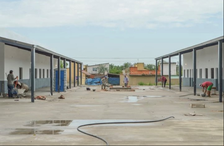 La escuela para el barrio Néstor Kirchner de José C. Paz, ya casi lista para ser inaugurada.