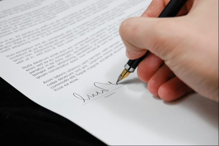 Las firmas extensas pueden denotar una búsqueda de impacto o autoridad en el entorno social. Foto: Pexels.