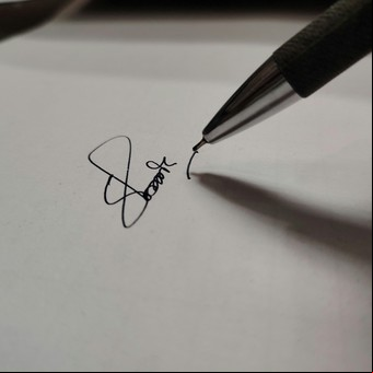 Este es el verdadero significado de poner el nombre completo en tu firma, según la psicología