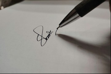 Este es el verdadero significado de poner el nombre completo en tu firma, según la psicología
