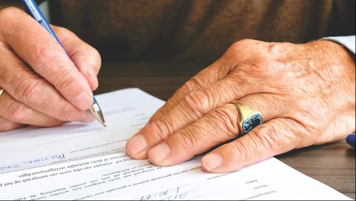 Firmar con el nombre completo puede reflejar confianza y seguridad en uno mismo. Foto: Pexels.