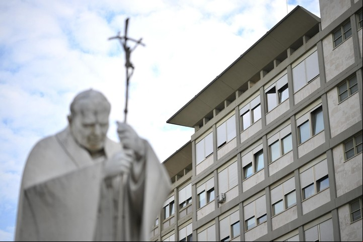 Vista exterior del Policlínico Gemelli donde está internado el Papa Francisco, Roma. Foto ANSA