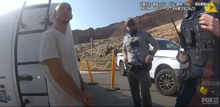 Brian Laundrie conversa con los policías que lo detuvieron.
