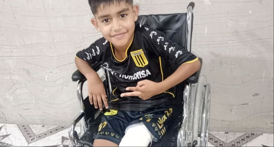 Entró al clásico con los jugadores, le robaron la silla de ruedas y el club le compró otra