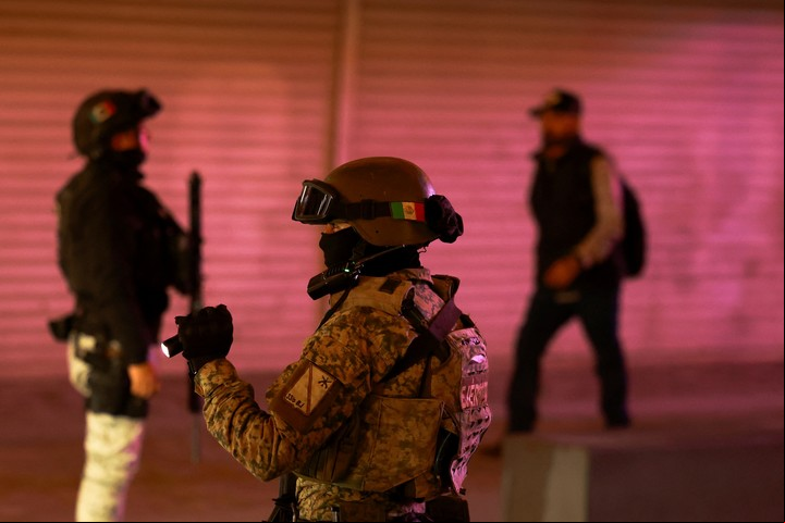  de la Guardia Nacional Mexicana y del Ejército Mexicano patrullan en un puesto de control cerca de un cruce fronterizo con Estados Unidos como parte de la respuesta del gobierno mexicano a la exigencia del presidente estadounidense Donald Trump de tomar medidas enérgicas contra la inmigración y el contrabando de drogas, en Ciudad Juárez, México, 13 de febrero de 2025. REUTERS/Jose Luis González