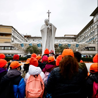 La primera ministra Italiana visitó al Papa y dijo que  lo encontró “atento, receptivo y de buen humor"