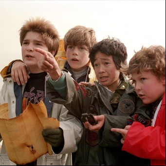 Ahora que harán la secuela de Los Goonies, los guiños de la película a Gremlins, Volver al futuro y más