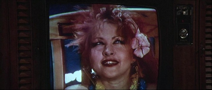 Cyndi Lauper, como aparece en un momento del filme. Hizo un extenso videoclip con su tema "The Goonies 'R' Good Enough".