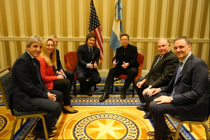 Milei y Musk, junto a la delegación argentina integrada por Karina Milei, Luis Caputo, el canciller Gerardo Werthein y el vocero Manuel Adorni.