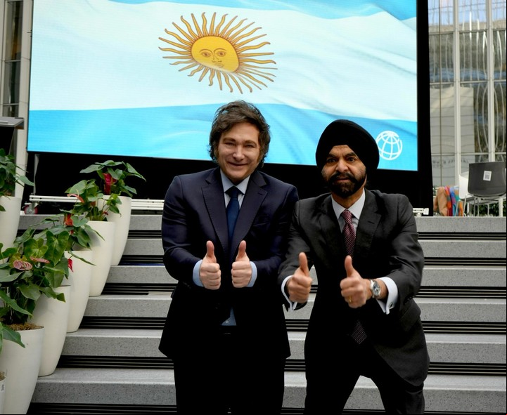Milei y el titular del Banco Mundial con los pulgares hacia arriba, el ya habitual gesto del libertario para las fotos.