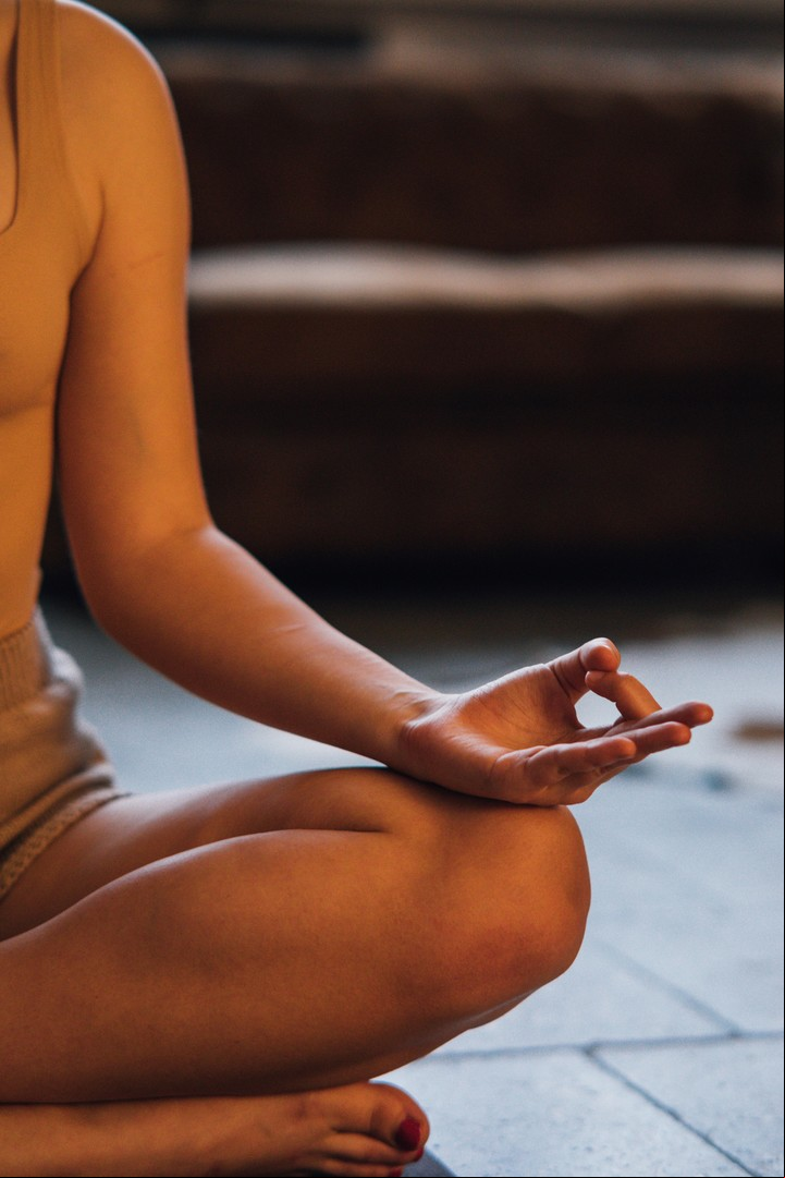 El chakra de la garganta permite a Géminis expresar sus ideas con claridad y confianza. Foto: Pexels.