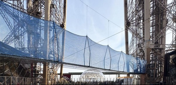La torre Eiffel instaló un puente colgante  para cruzarla a 60 metros de altura