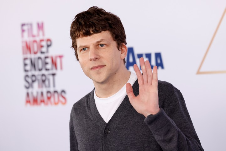 Jesse Eisenberg al llegar a la premiación. Su guion le ganó a los de "Anora" y "El brutalista". Foto EFE