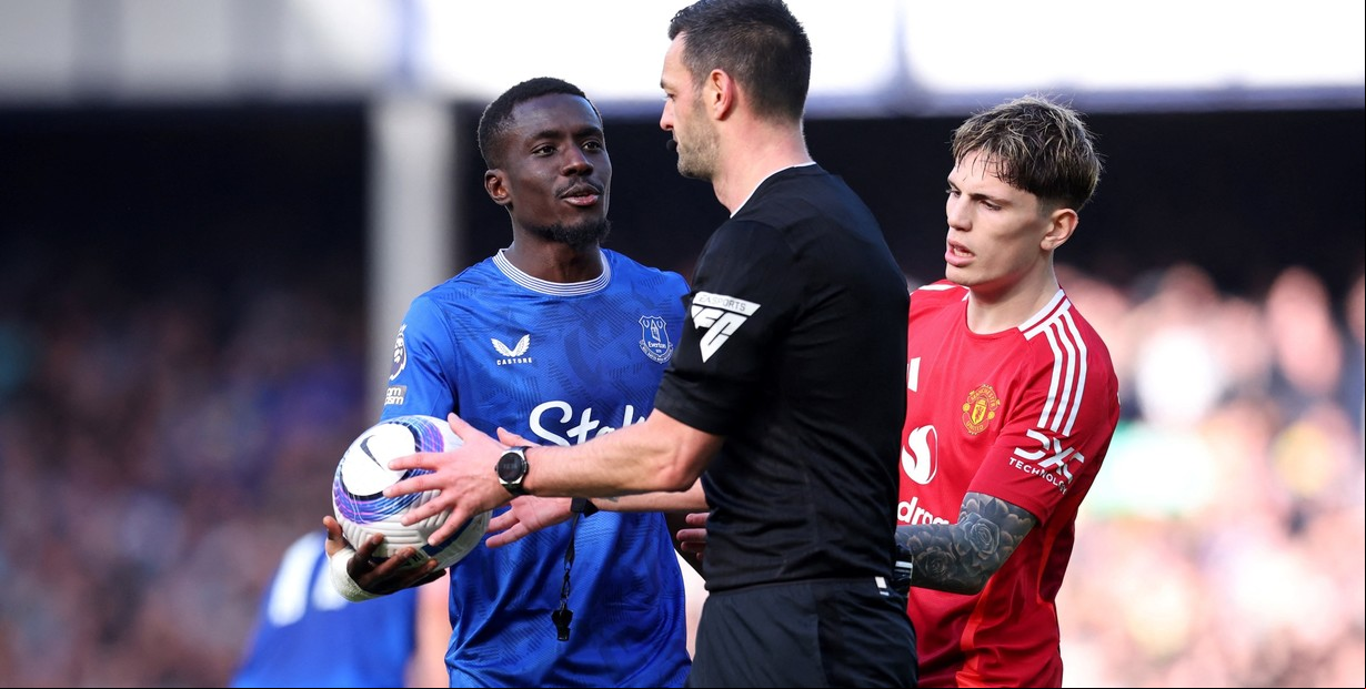 Manchester United reaccionó a tiempo y rescató un empate ante Everton, aunque sigue hundido en la tabla de la Premier League