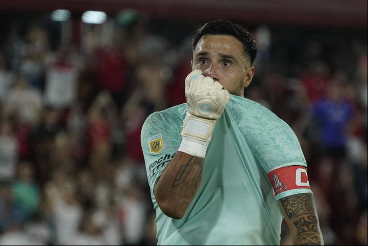 Hernán Galíndez se ganó a la gente de Huracán con sus atajadas. Foto: Maxi Failla.