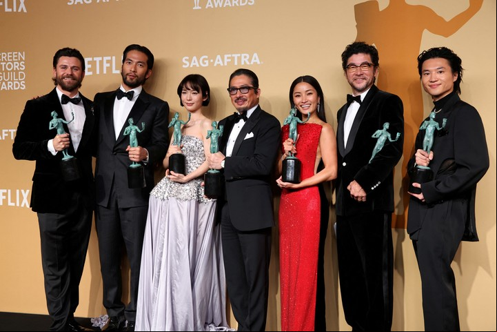 El elenco de "Shōgun" posa con sus estatuillas. En TV, fue la gran ganadora de la gala que transmitió Netflix. Foto Reuters