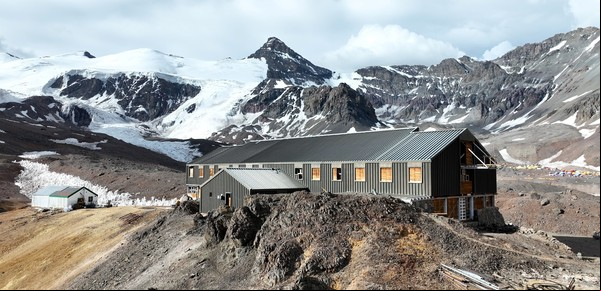 Misterio en el Aconcagua: la historia del hotel abandonado más espectacular de Argentina