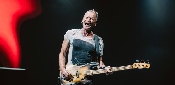 Sting, impecable a los 73 años, celebró en formato de trío sus éxitos con The Police y de su carrera solista