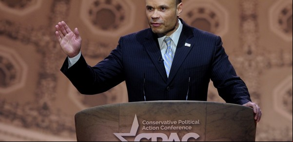 El gobierno de Estados Unidos: Donald Trump nombró como subdirector del FBI a Dan Bongino, ex agente del Servicio Secreto y "podcaster"