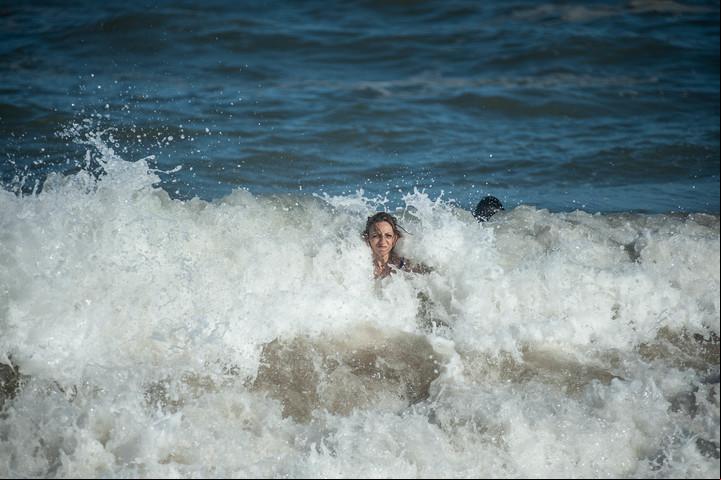 Las personas buscan sentirse libre con su cuerpo en las playas nudistas de Argentina. 