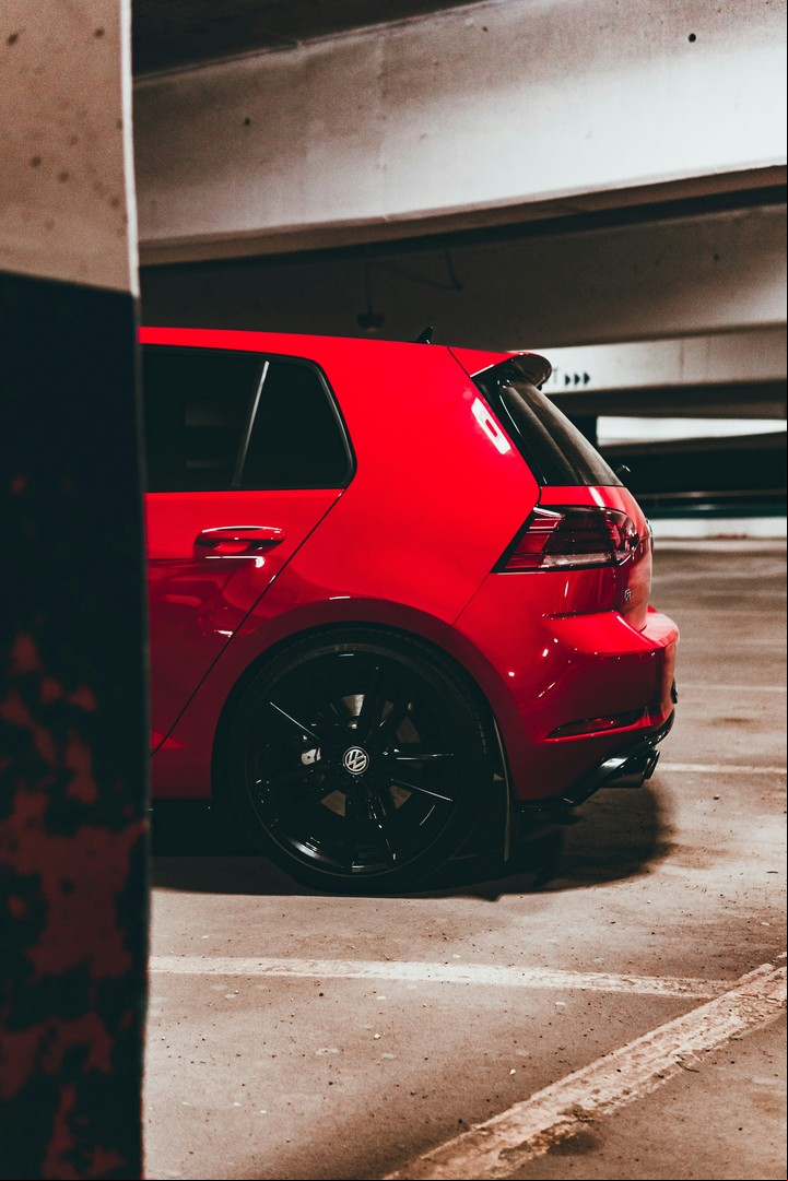 Neumáticos deformados: la consecuencia oculta de no mover el auto en vacaciones. Foto: Unsplash.