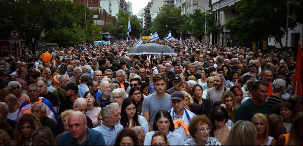 Dolor y duras críticas de la AMIA en el acto por la familia Bibas y para exigir la liberación de los rehenes de Hamas